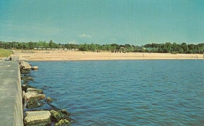 Lake Shore Motel (Kennys Lakeshore Motel) - Vintage Postcard